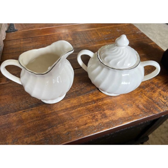 unknown Other - Vintage sugar and creamer set